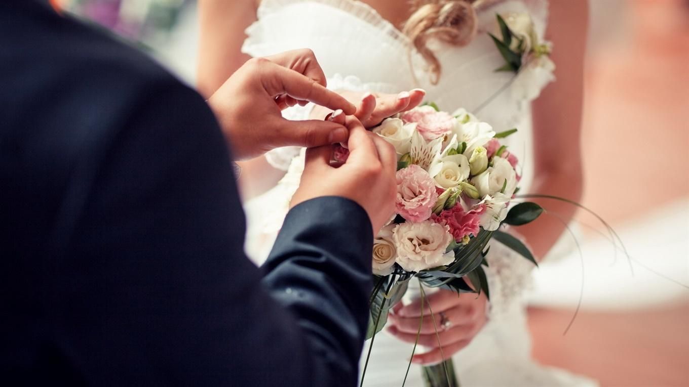 С пиццей и в масках: как украинцы женятся во время карантина С пиццей и в масках: как украинцы женятся во время карантина