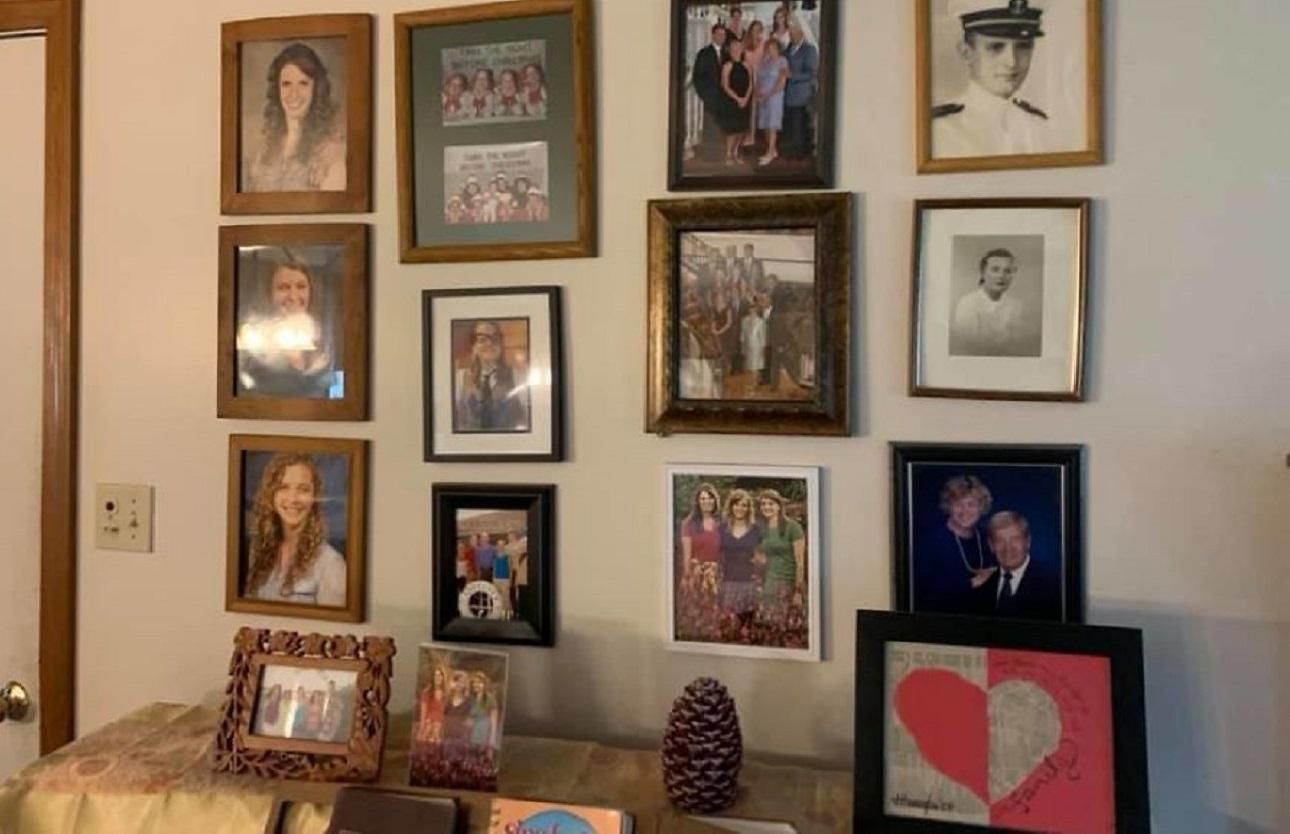 Дівчина розіграла батьків, замінивши сімейні фото на власні малюнки: їх реакція у відео Дівчина розіграла батьків, замінивши сімейні фото на власні малюнки: їх реакція у відео