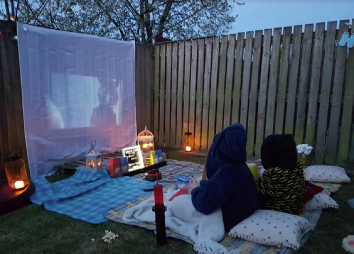 Мама зробила для дітей домашній кінотеатр на вулиці за допомогою завіси для душу: фото
