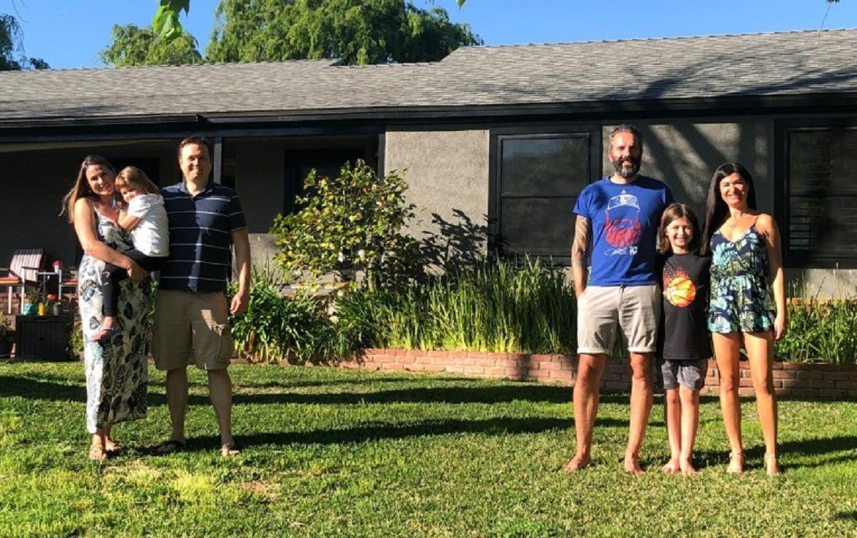 Соседи, которые познакомились на карантине, оказались родственниками: захватывающая история Соседи, которые познакомились на карантине, оказались родственниками: захватывающая история