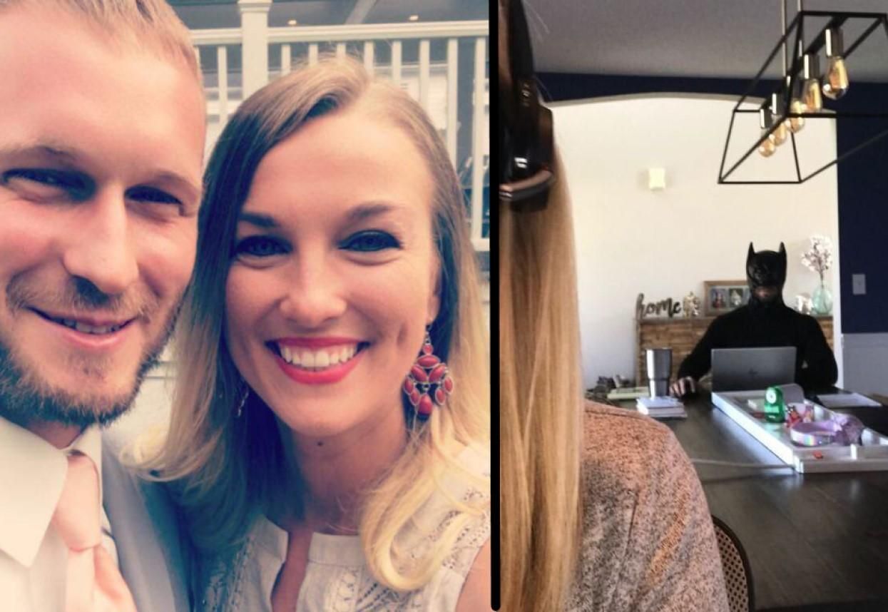 Чоловік з'являється у відеодзвінках у смішних костюмах Чоловік з'являється у відеодзвінках у смішних костюмах