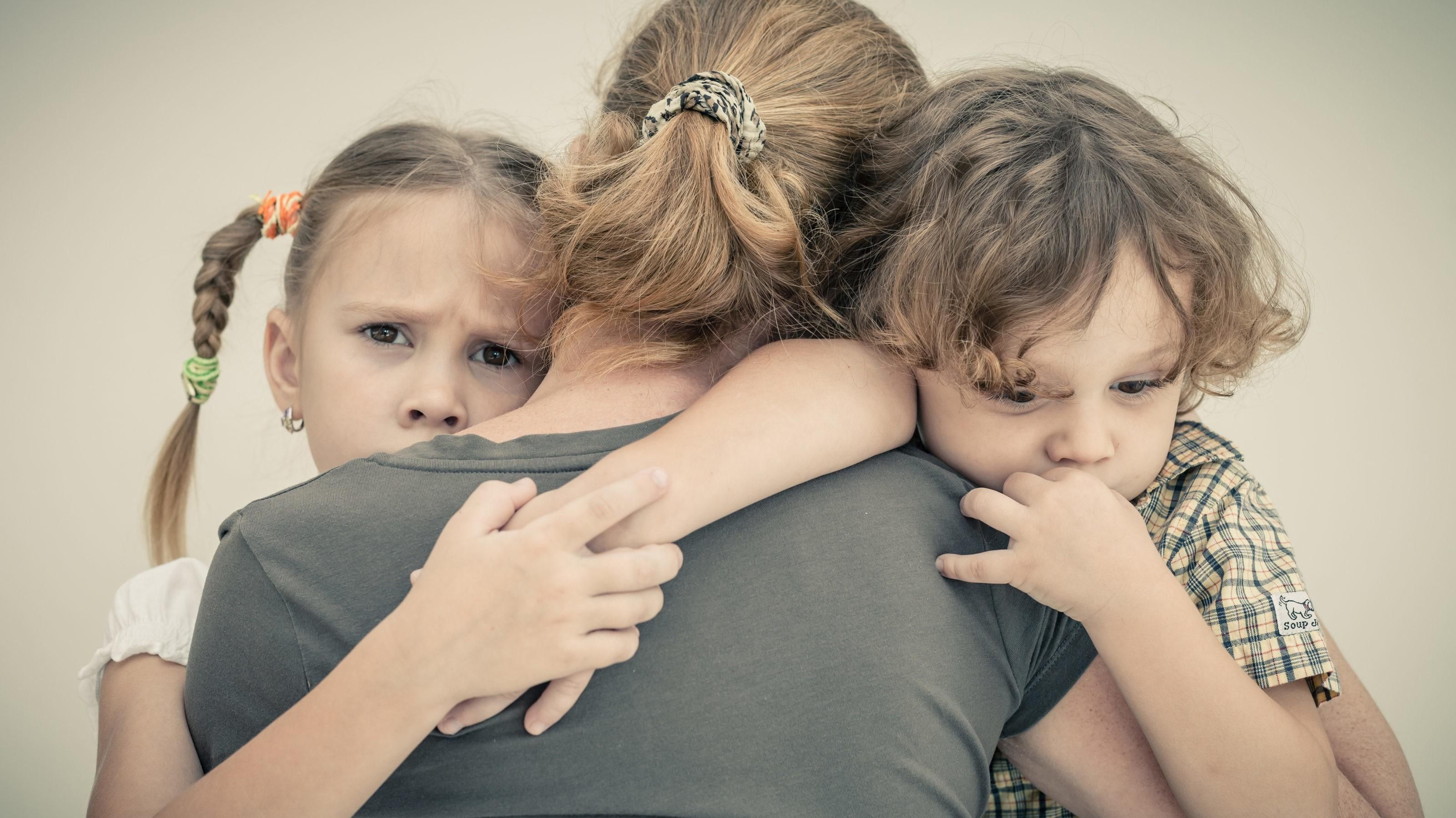 Как у ребенка проявляется горе и стресс из-за карантина: советы, как родители могут помочь