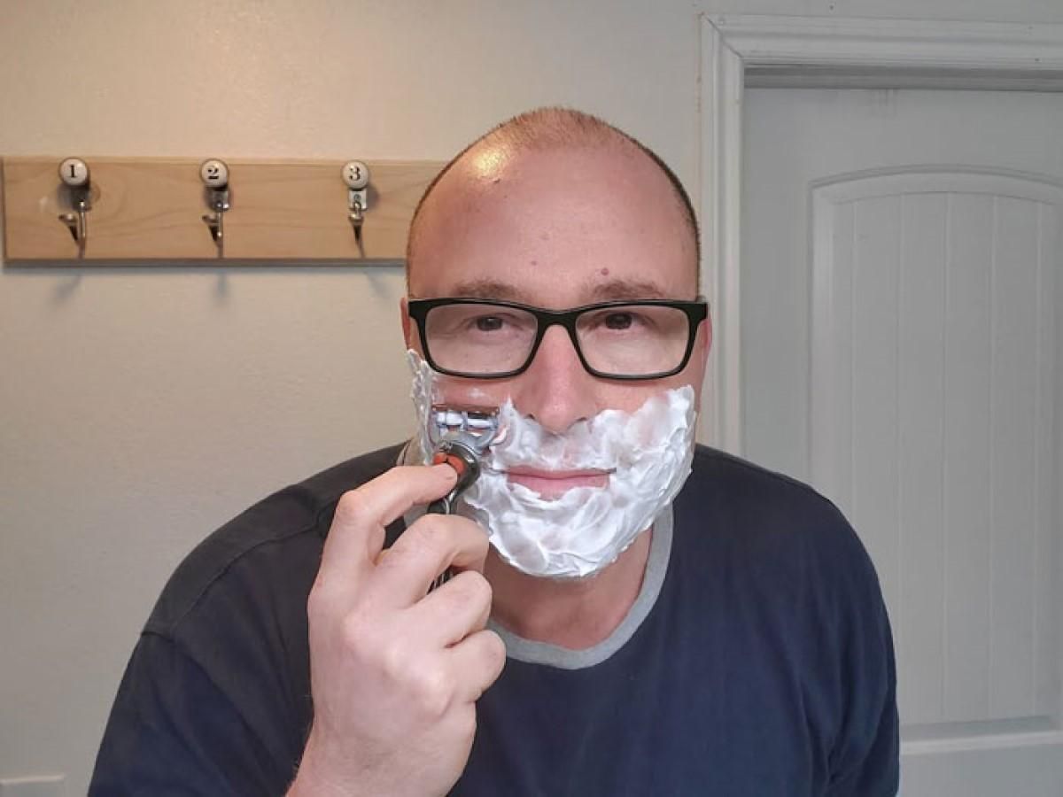 Чоловік показує, як правильно голитися