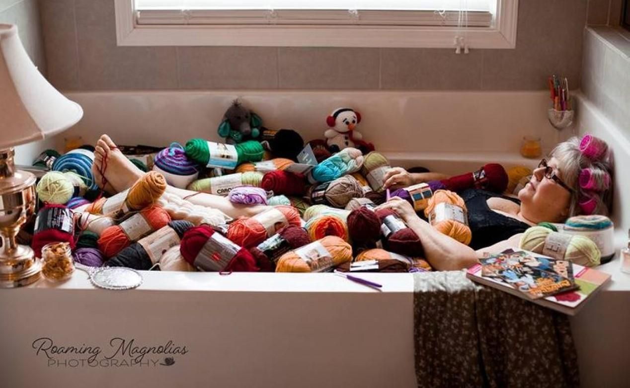 Бабуся знялася в сексуальній фотосесії у ванні з пряжею: ефектні фото та реакція чоловіка Бабуся знялася в сексуальній фотосесії у ванні з пряжею: ефектні фото та реакція чоловіка