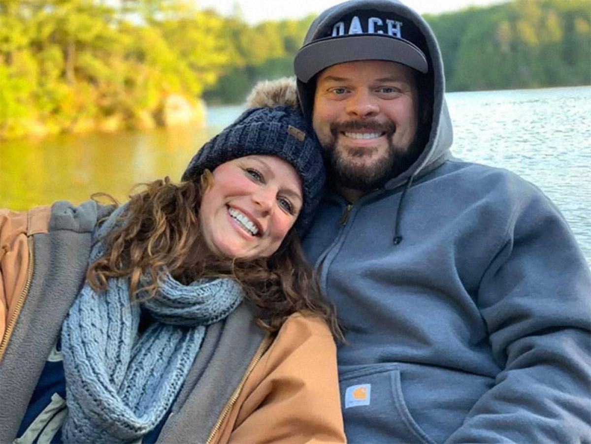 Чоловік влаштовує побачення для дружини під вікнами лікарні Чоловік влаштовує побачення для дружини під вікнами лікарні