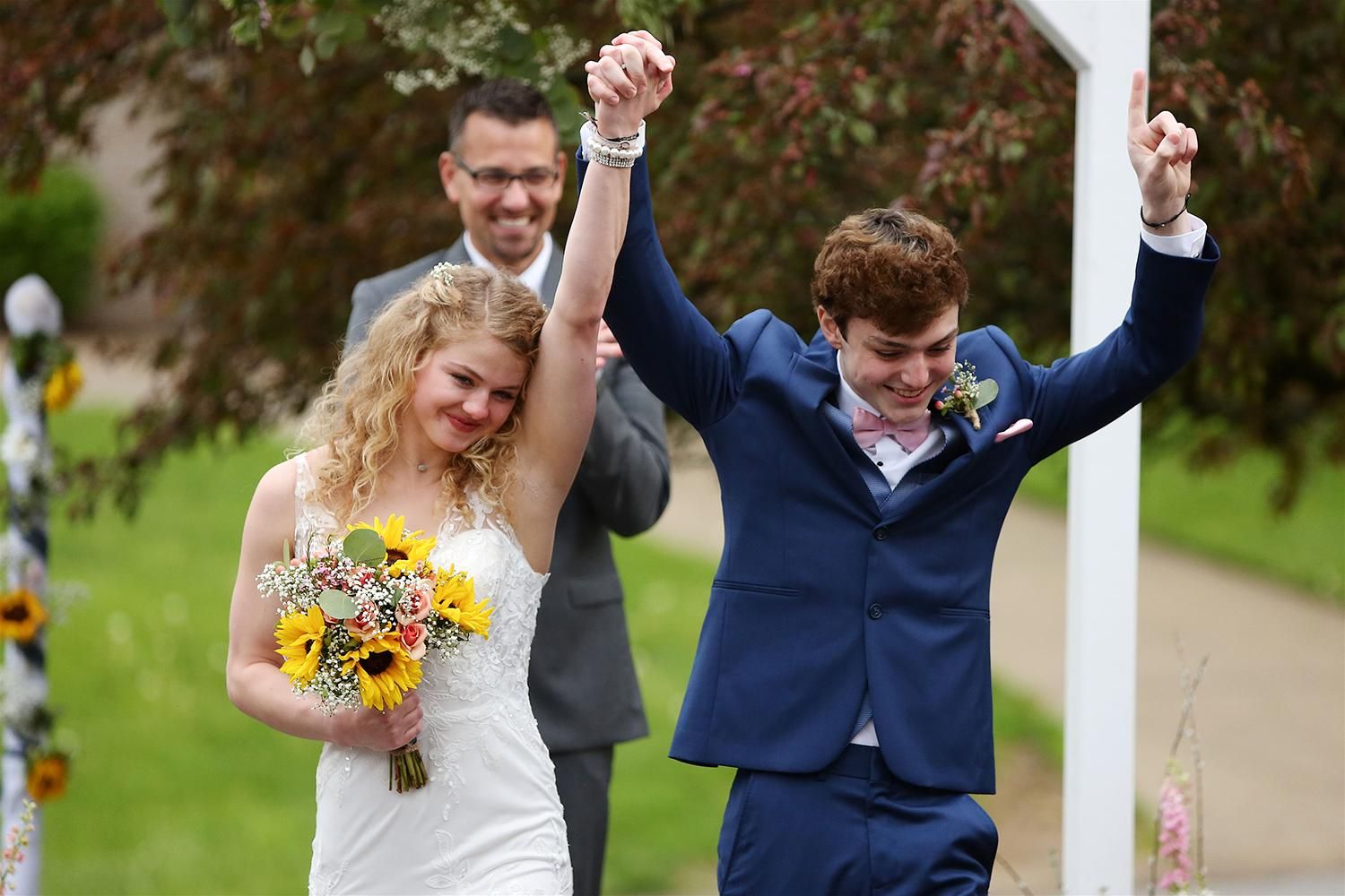 18-летние подростки поженились из-за болезни парня
