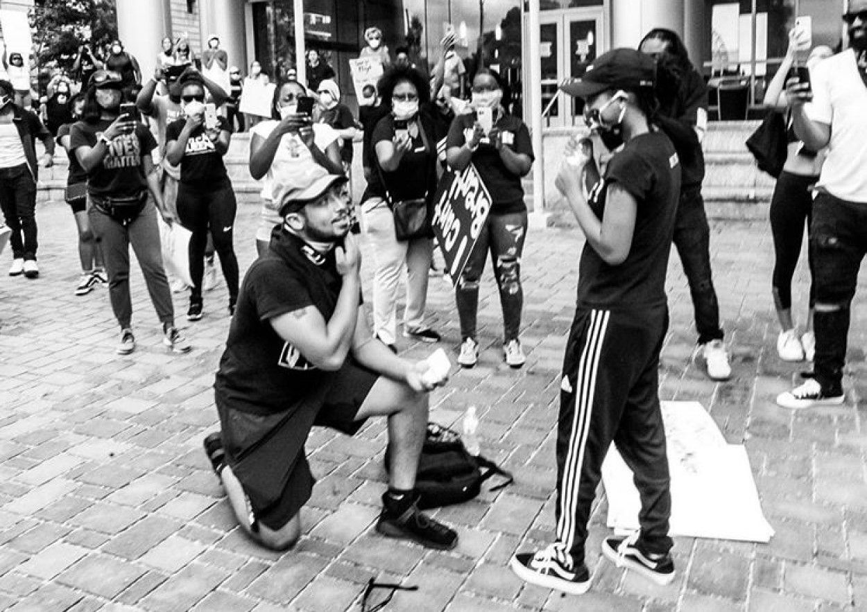 Хлопець зробив пропозицію коханій під час масових протестів у США Хлопець зробив пропозицію коханій під час масових протестів у США