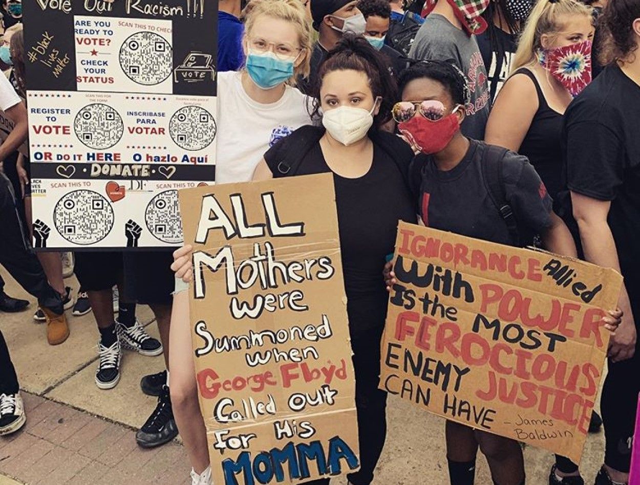 Сотні матерів у всьому світі вийшли на протести через вбивство Джорджа Флойда Сотні матерів у всьому світі вийшли на протести через вбивство Джорджа Флойда