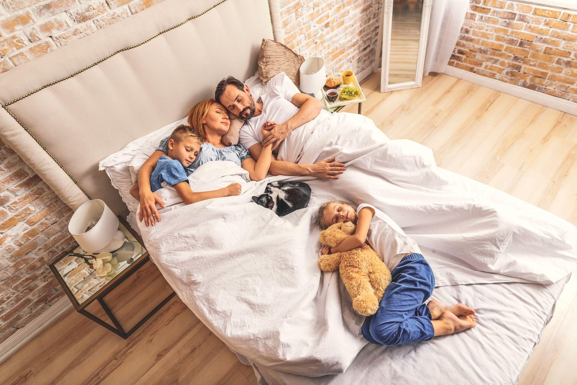  Как отучить ребенка спать в постели с родителями