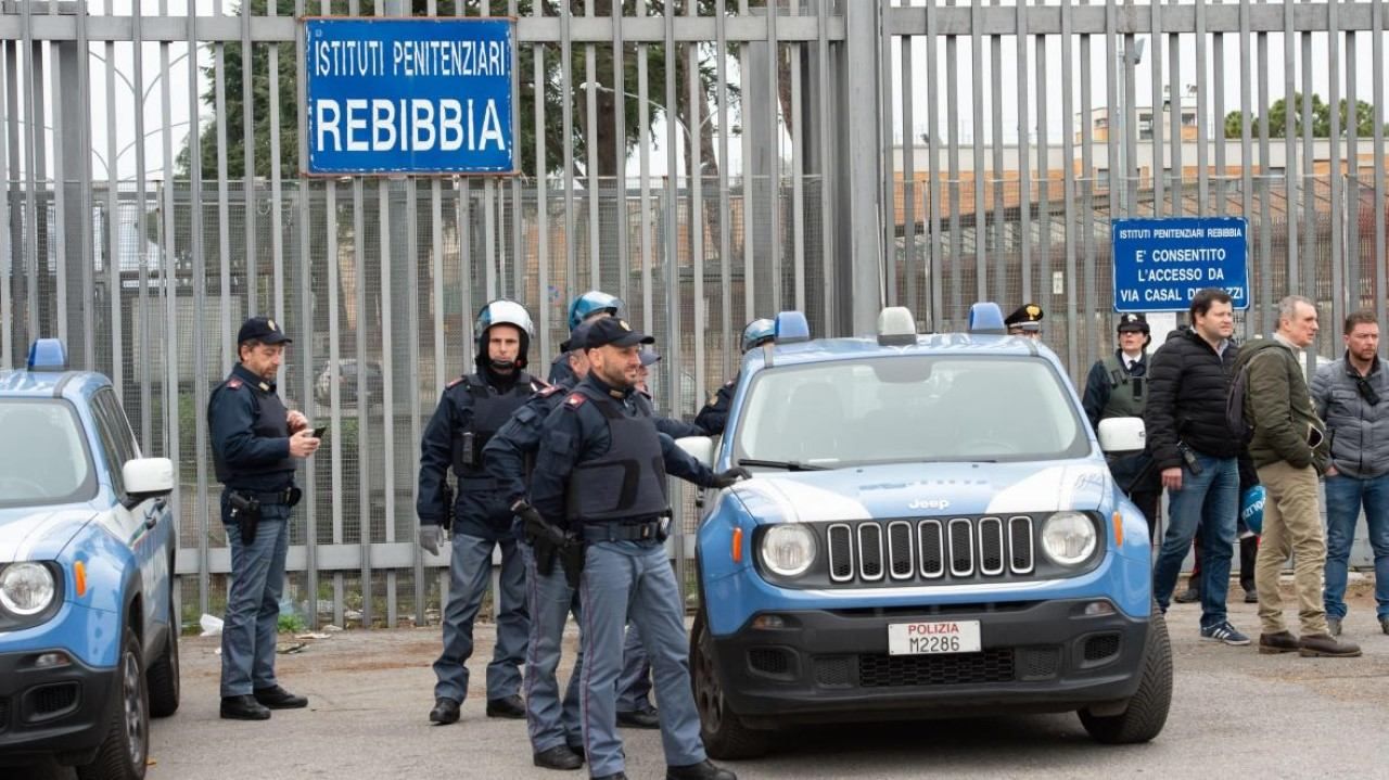 Из тюрьмы в Италии сбежали заключенные, чтобы решить семейные проблемы