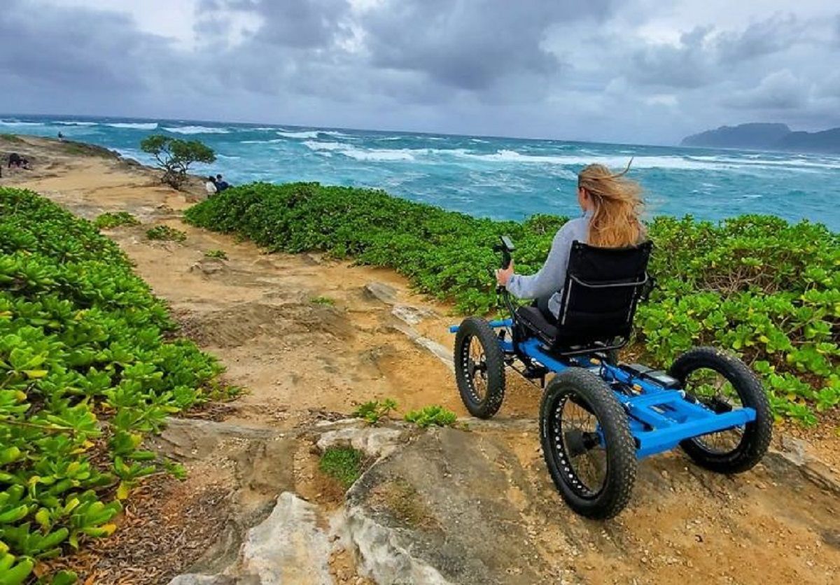 Муж создал удобную коляску для жены с инвалидностью