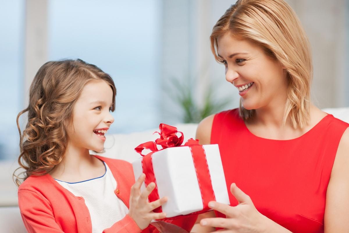 Як правильно дарувати дитині подарунки, щоб не розпестити її