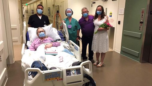 Донька вийшла заміж в лікарні, щоб її хвора мама могла це побачити: зворушливі фото