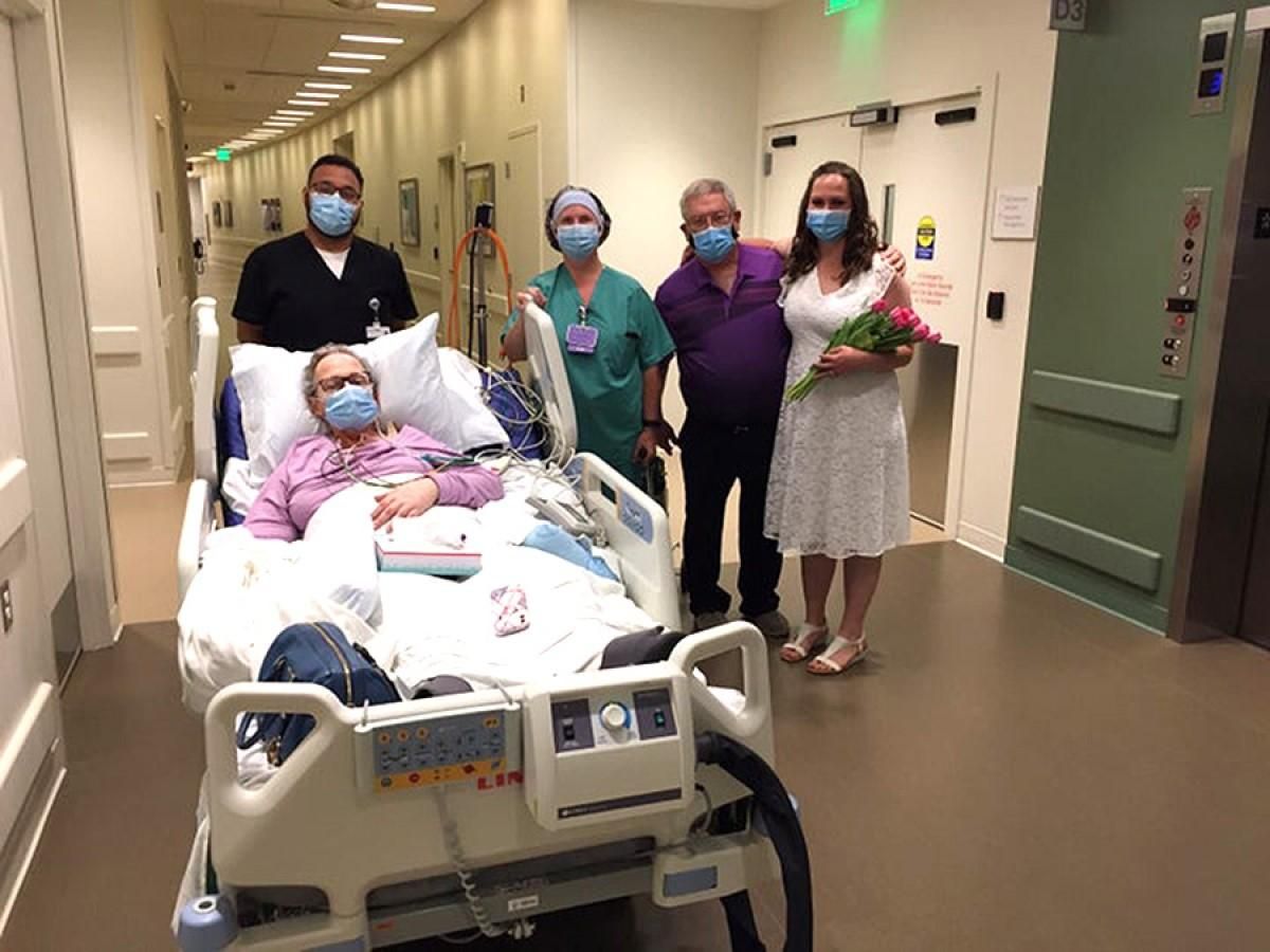 Дочь вышла замуж в больницу, чтобы ее больная мама могла это увидеть