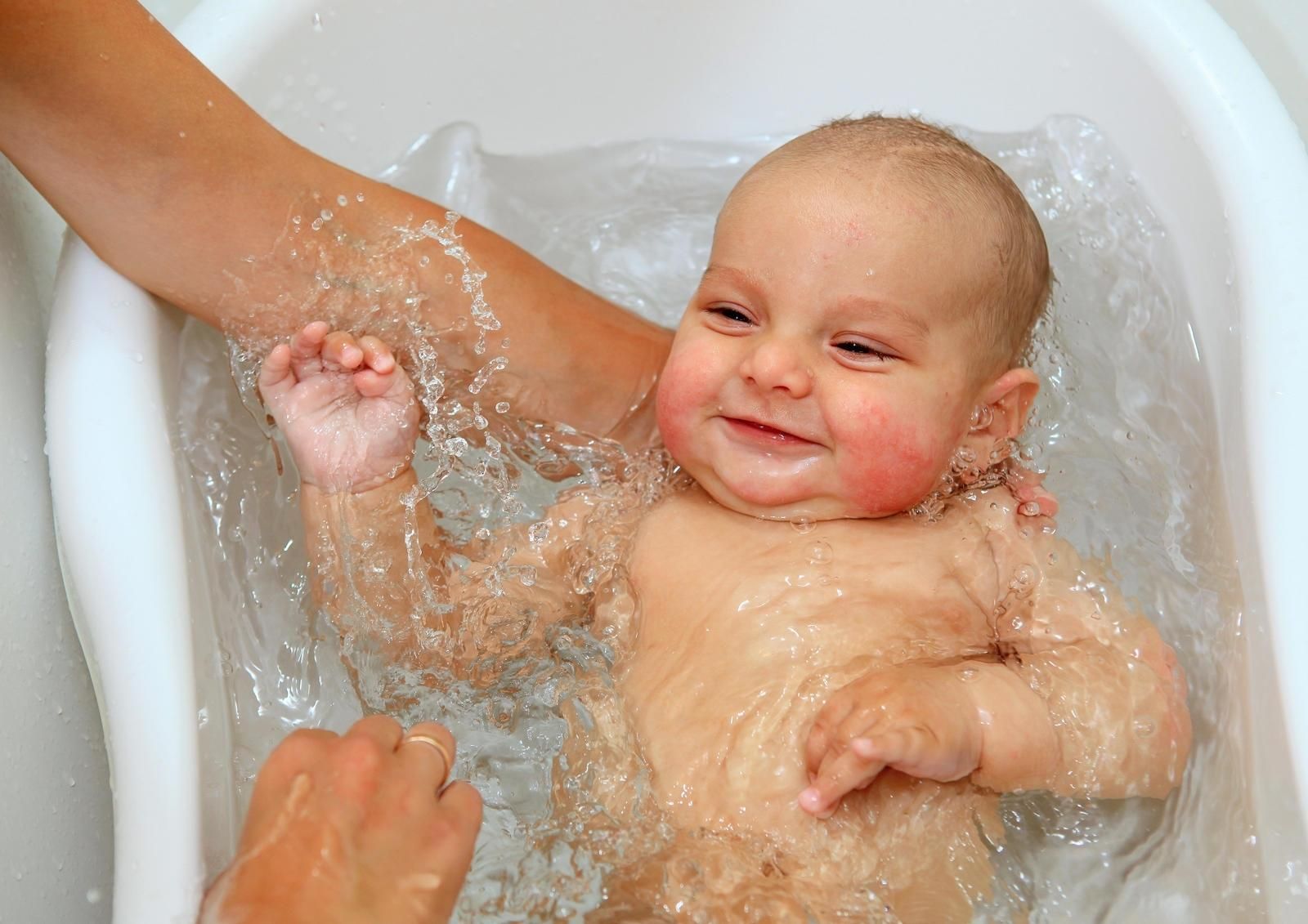 Як правильно купати новонароджену дитину: поради