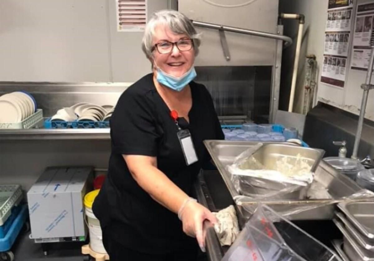 Жінка влаштувалася на роботу у будинок престарілих заради чоловіка Жінка влаштувалася на роботу у будинок престарілих заради чоловіка