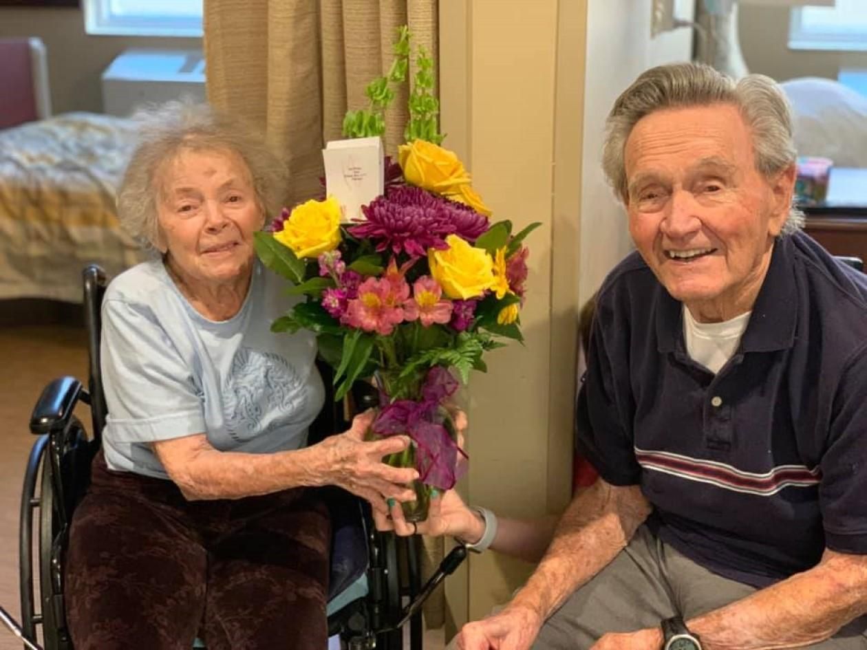 Пожилые супруги встретилось после выздоровления от COVID-19 Пожилые супруги встретилось после выздоровления от COVID-19