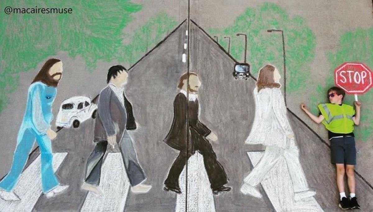 Девочка рисует мелом истории, чтобы развлекать младшего брата Девочка рисует мелом истории, чтобы развлекать младшего брата