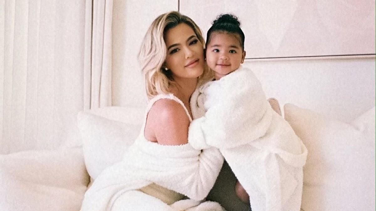 Дочь Хлои Кардашян рассмешила сеть забавной выходкой: видео заставило всех вспомнить детство Дочь Хлои Кардашян рассмешила сеть забавной выходкой: видео заставило всех вспомнить детство