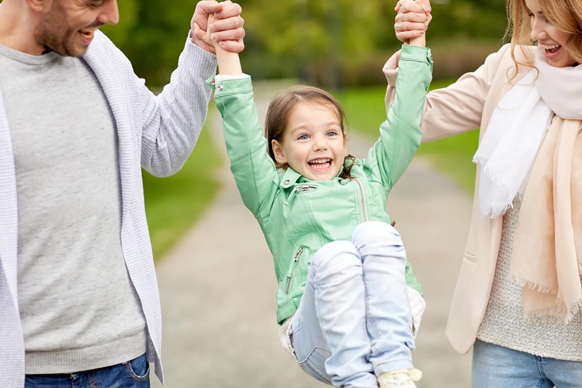 Ребенок в новой семье: что должны сделать родители после усыновления