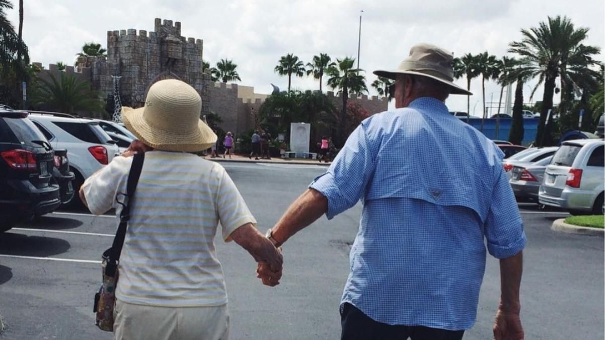 90-річна бабуся повернулась після лікування: відео з її чоловіком розчулило мережу 90-річна бабуся повернулась після лікування: відео з її чоловіком розчулило мережу