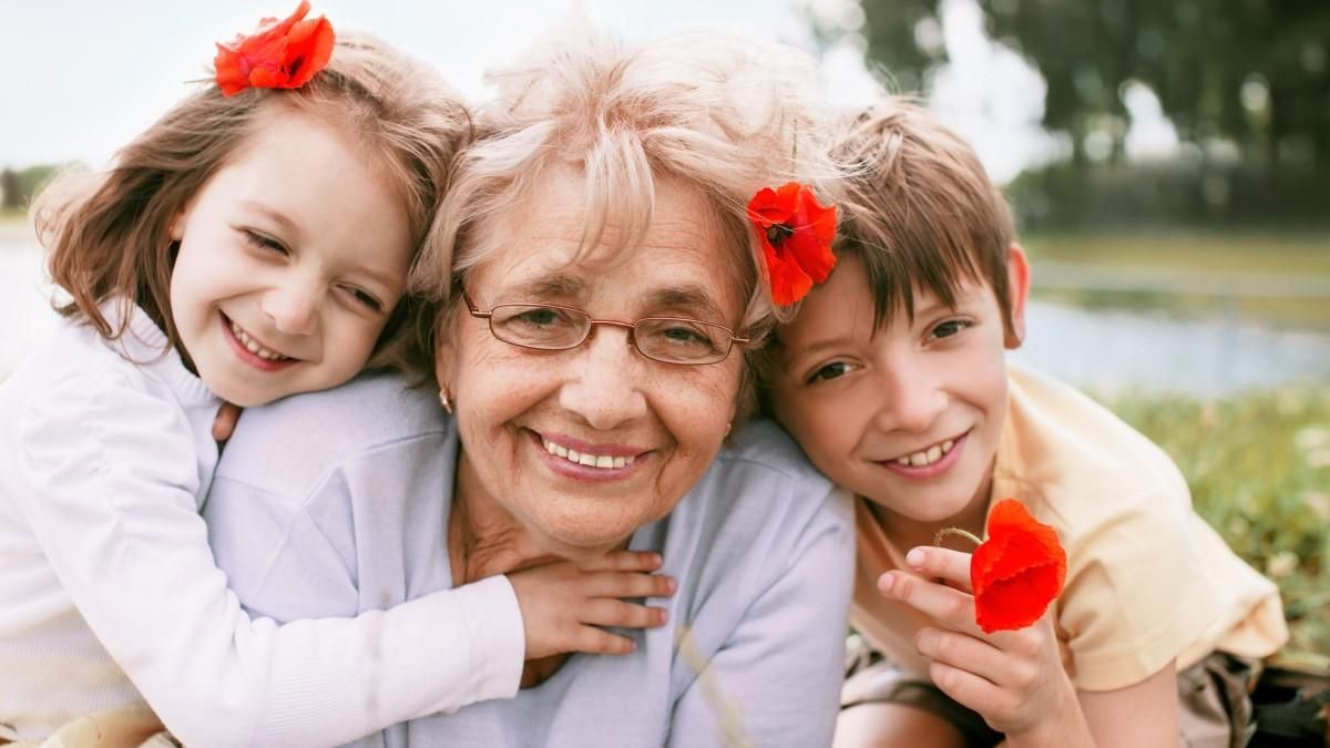 Діти вперше побачили дідуся і бабусю за час карантину: їхня реакція розсмішила мережу Діти вперше побачили дідуся і бабусю за час карантину: їхня реакція розсмішила мережу