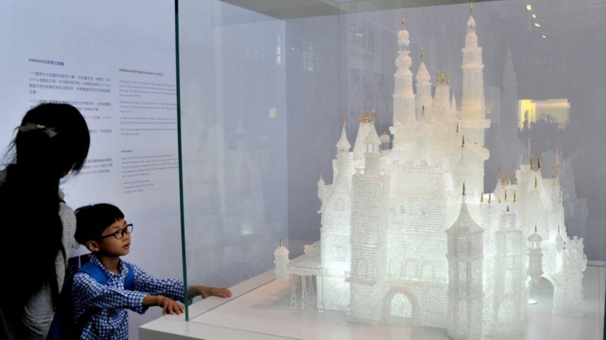 Діти зламали скляний палац вартістю 64 тисячі доларів: несподівана реакція працівників музею 
