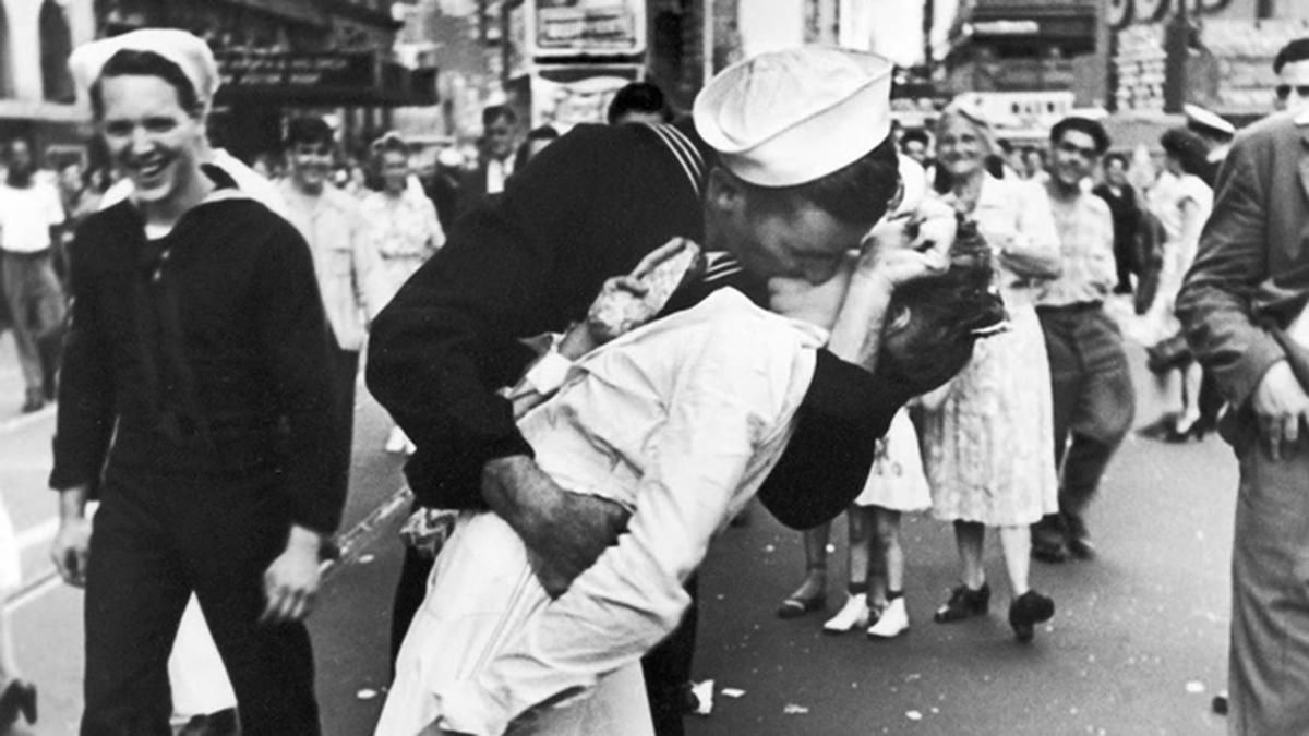 75 лет фото "поцелуй на Таймс-Сквер": что связывает героев романтического кадра