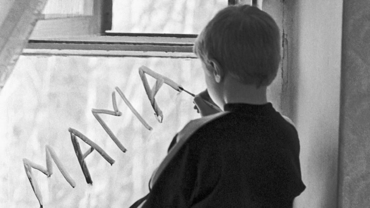 Сироту захотели усыновить 5000 семей за полдня: чувственное видеообращение Сироту захотели усыновить 5000 семей за полдня: чувственное видеообращение