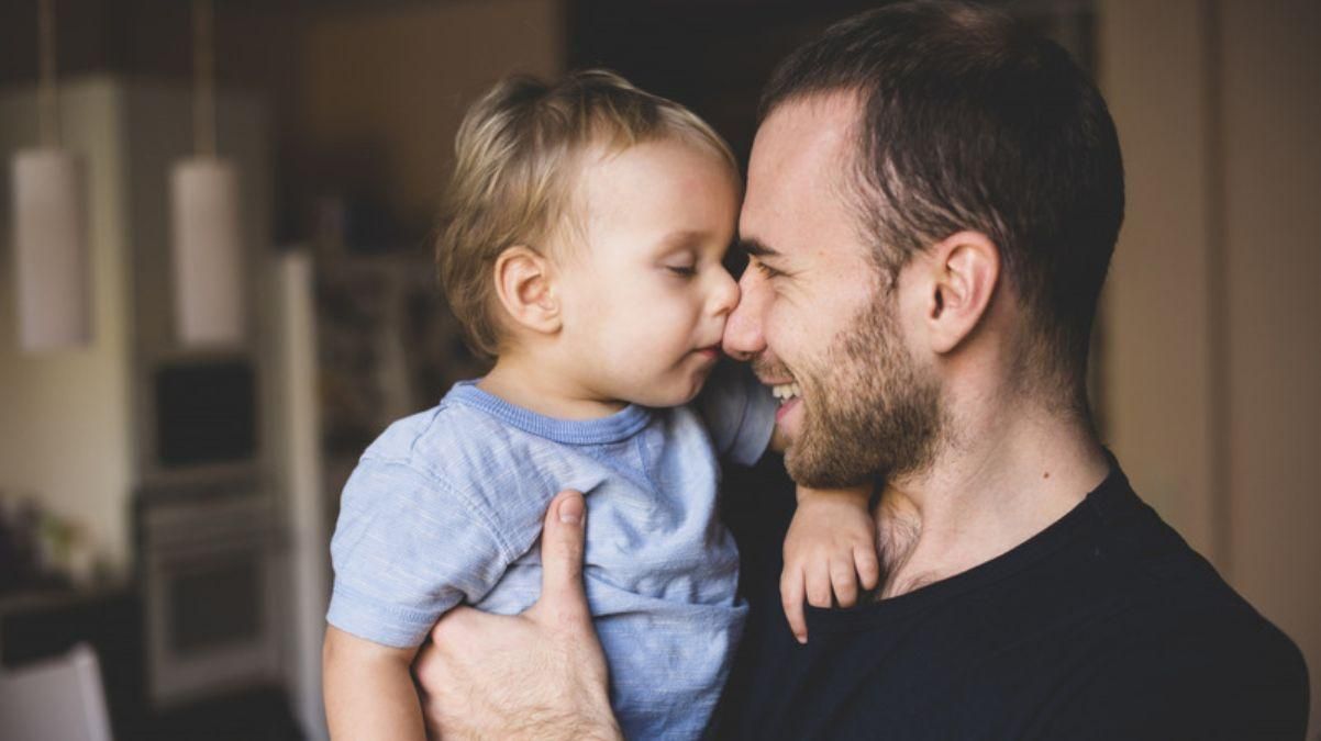 Батько зголив бороду: несподівана реакція його маленької доньки приголомшила мережу – відео Батько зголив бороду: несподівана реакція його маленької доньки приголомшила мережу – відео