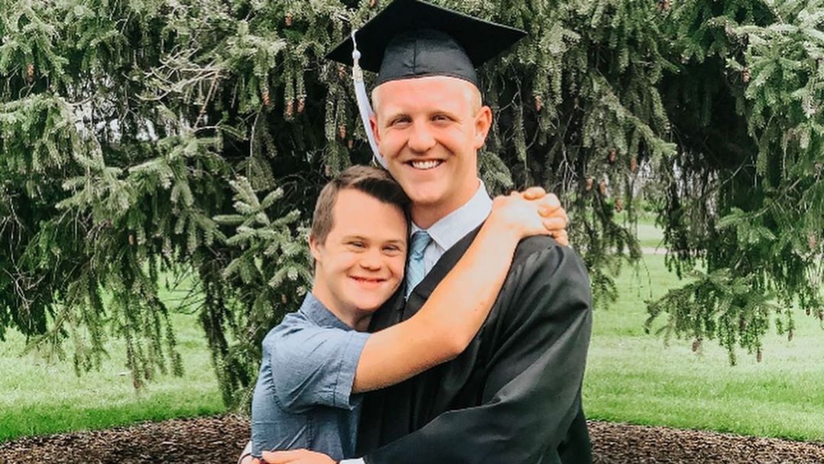 Парень предложил брату с синдромом Дауна стать свидетелем на его свадьбе: трогательная реакция Парень предложил брату с синдромом Дауна стать свидетелем на его свадьбе: трогательная реакция