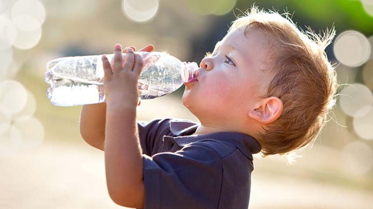 Скільки рідини потрібно дитині у спеку: які напої варто виключити із раціону 