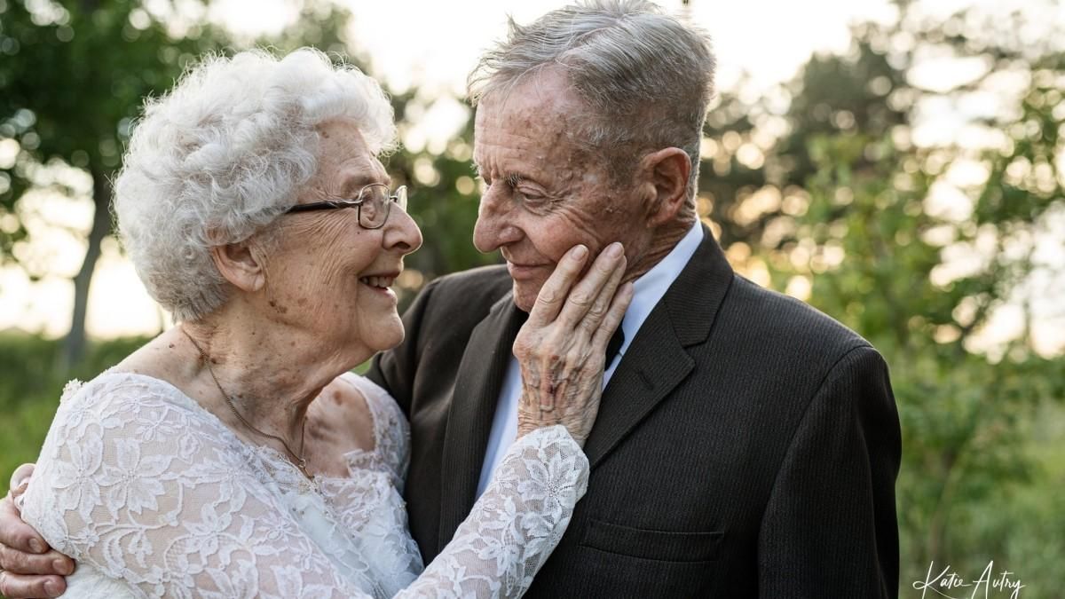 Пара відсвяткувала 60 років шлюбу, одягнувши свої весільні вбрання: неймовірні фото