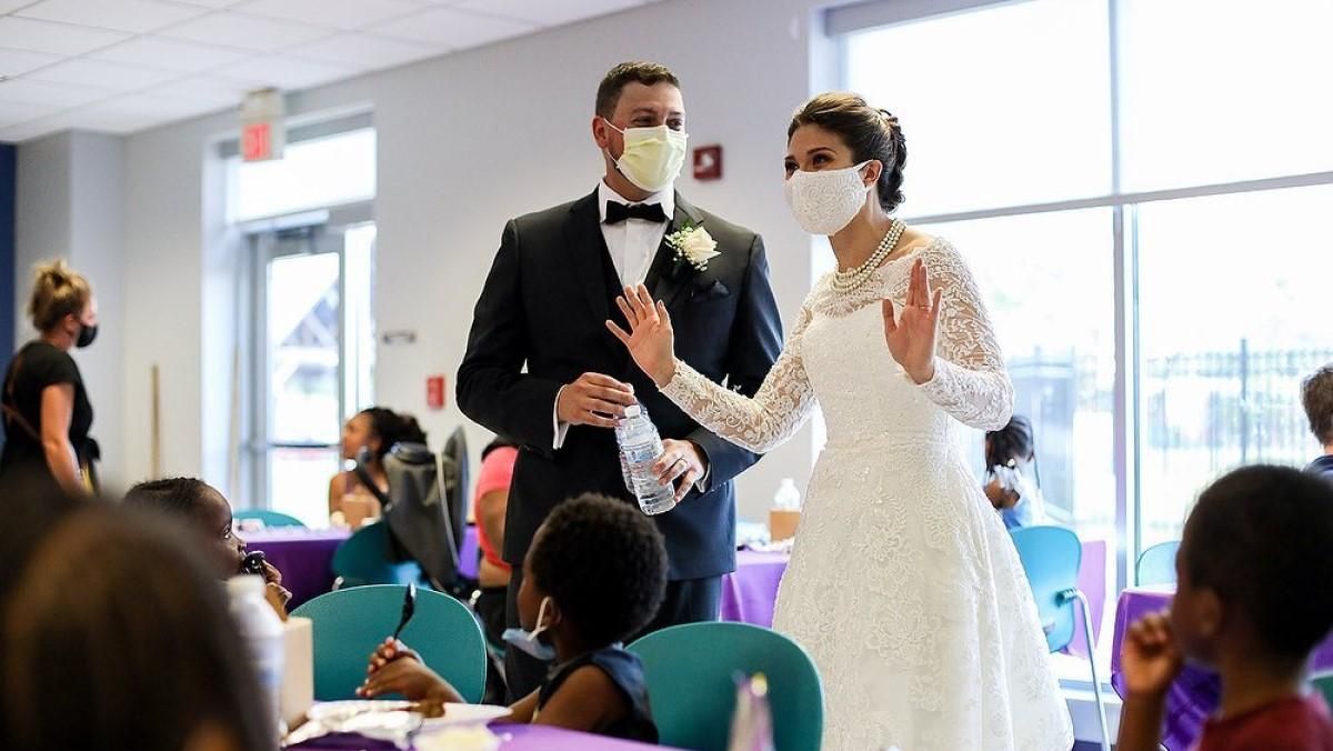Наречені організували незвичне застілля на своєму весіллі та викликали захват у мережі
