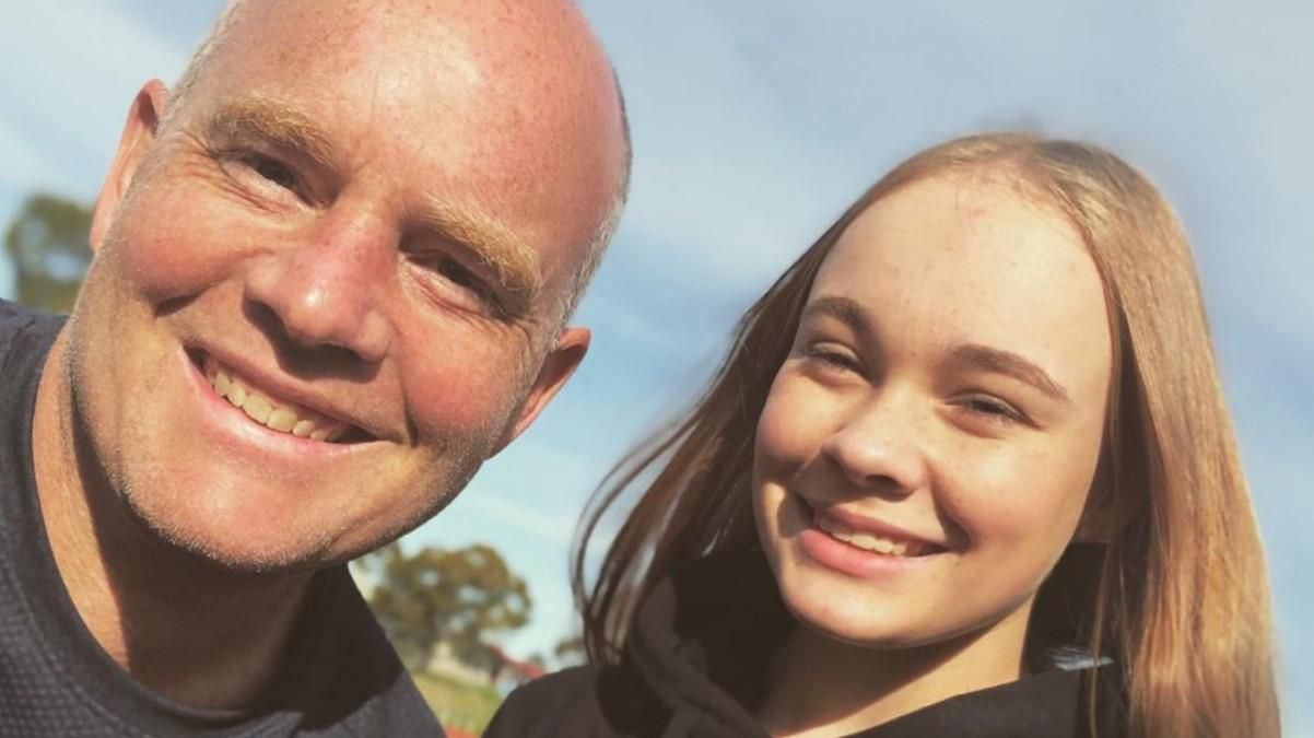 Батько намагався повторити за донькою гімнастичні вправи: кумедні відео  Батько намагався повторити за донькою гімнастичні вправи: кумедні відео