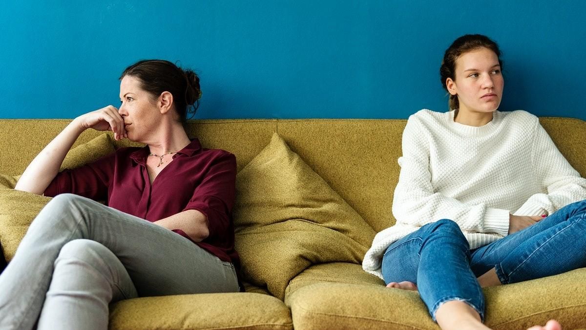 Татуювання чи рожеве волосся: як батькам реагувати на проблемні заяви підлітка Татуювання чи рожеве волосся: як батькам реагувати на проблемні заяви підлітка