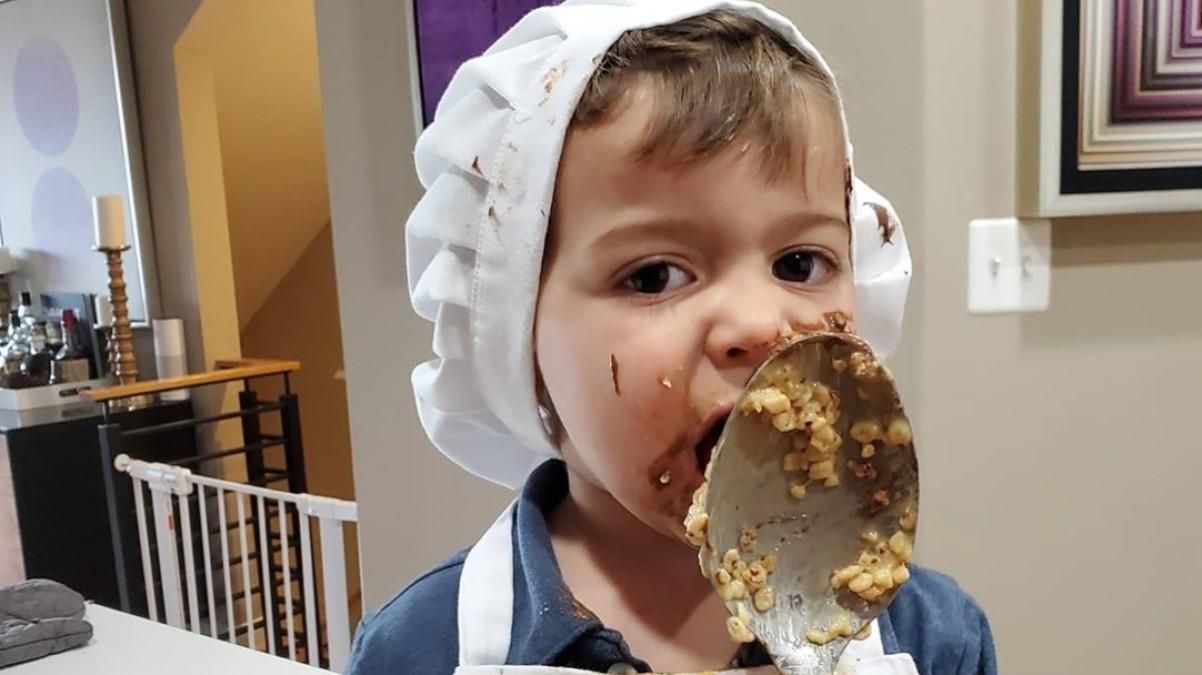 2-річний хлопчик допомагав бабусі на кухні і розсмішив мережу своєю поведінкою: курйозне відео