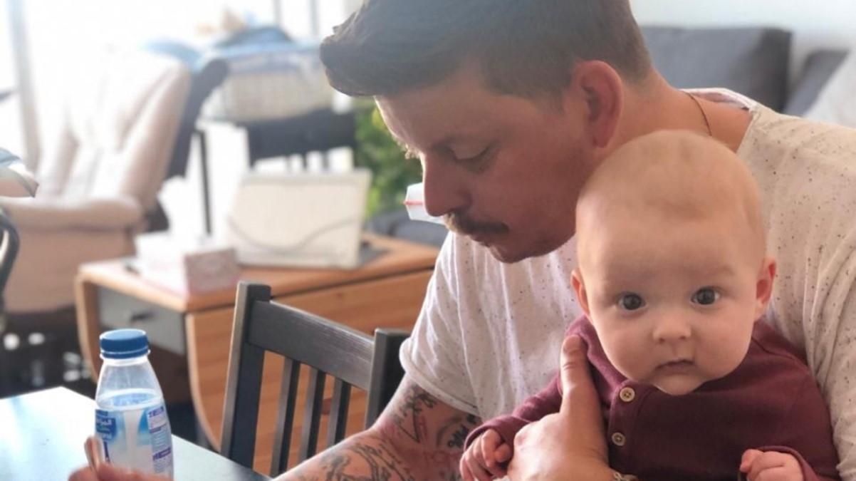 Молодий батько знайшов спосіб, як навчити сина пити звичайну воду: кумедне відео Молодий батько знайшов спосіб, як навчити сина пити звичайну воду: кумедне відео