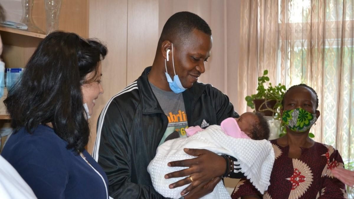 Іноземець забрав новонароджену доньку після смерті дружини в Тернополі: зворушливі фото