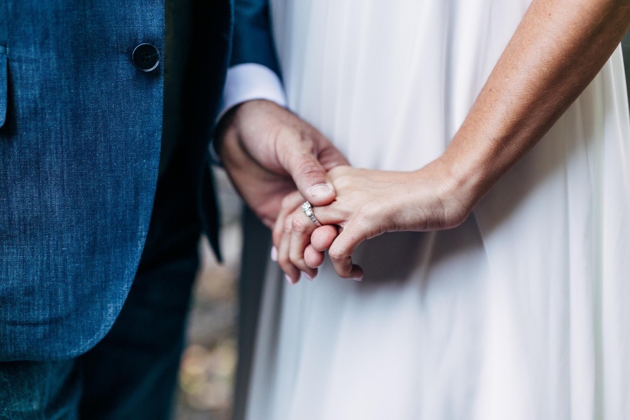 Жінки беруть прізвище чоловіка після одруження: причини
