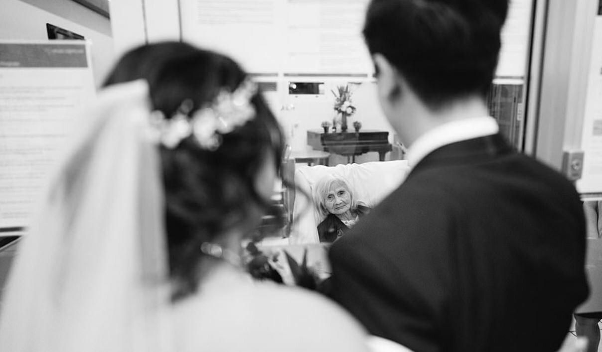 Подарунок на весілля: нареченого відвезли до будинку престарілих Подарунок на весілля: нареченого відвезли до будинку престарілих