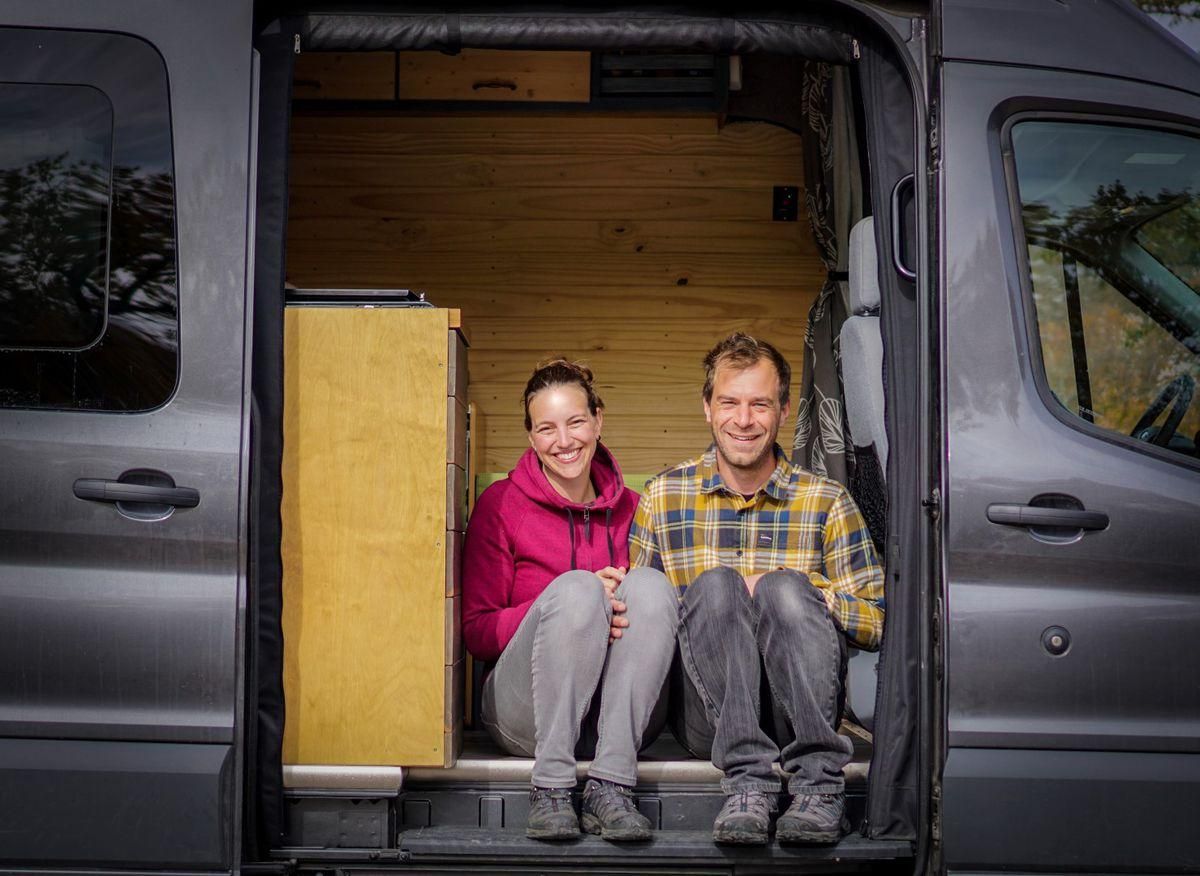 Закохані переробили фургон на будинок на відправилися у подорож