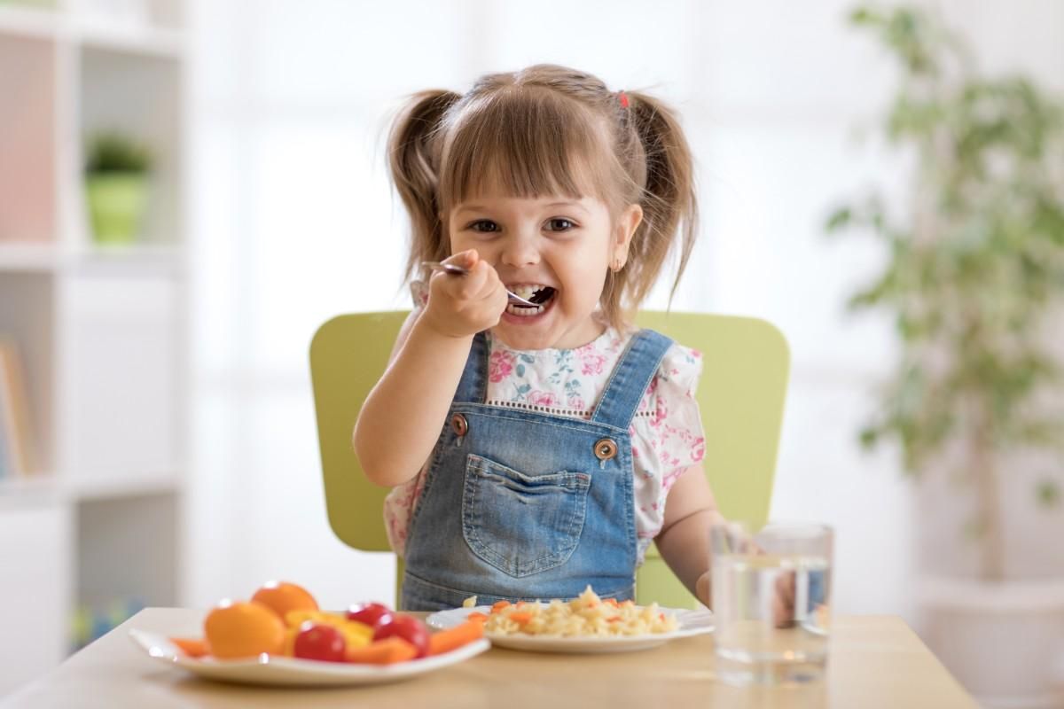 Як навчити дитину їсти овочі: чому люблять солодке та солоне