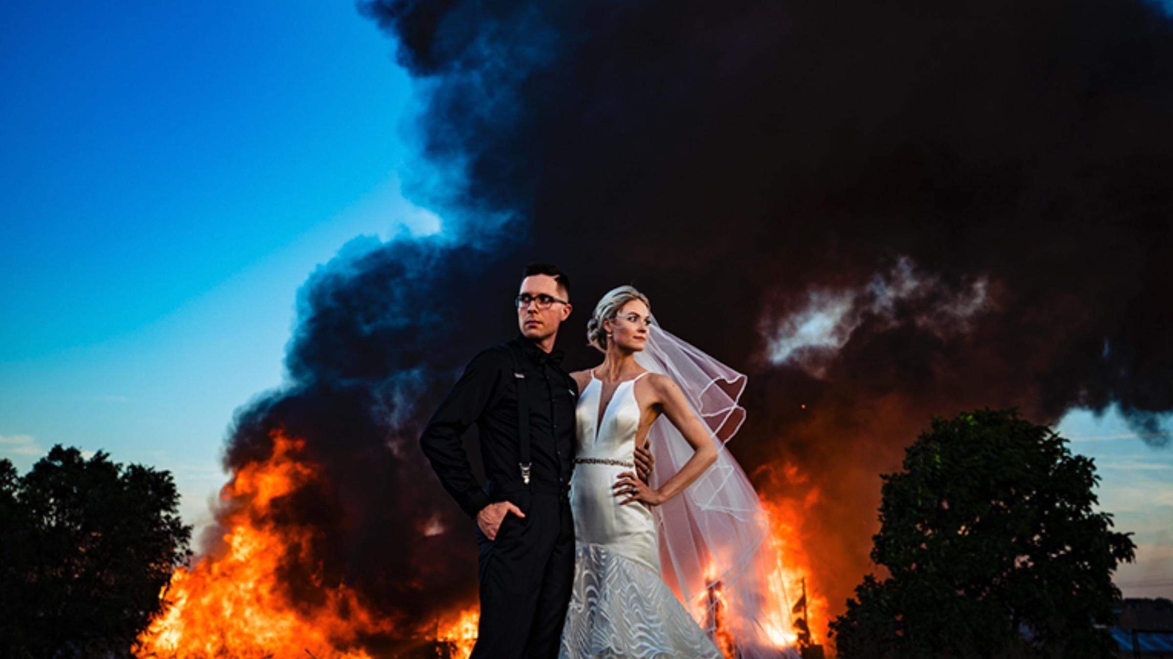 Свадебная фотосессия с пламенем: как пара внезапно сделала впечатляющие кадры на фоне пожара