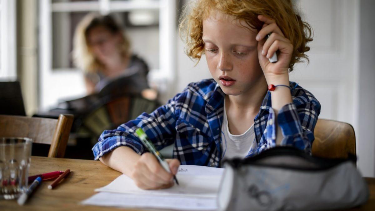 Дитина не хоче робити домашнє завдання: причини та що робити батькам