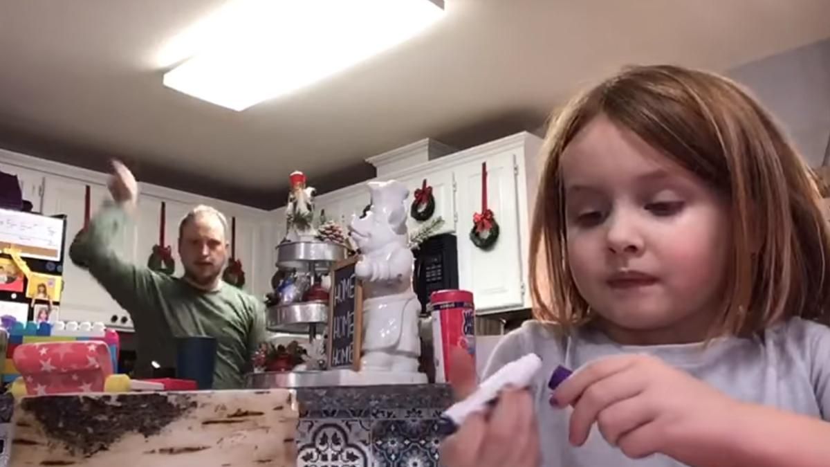 Батько станцював під час презентації доньки: відео Батько станцював під час презентації доньки: відео