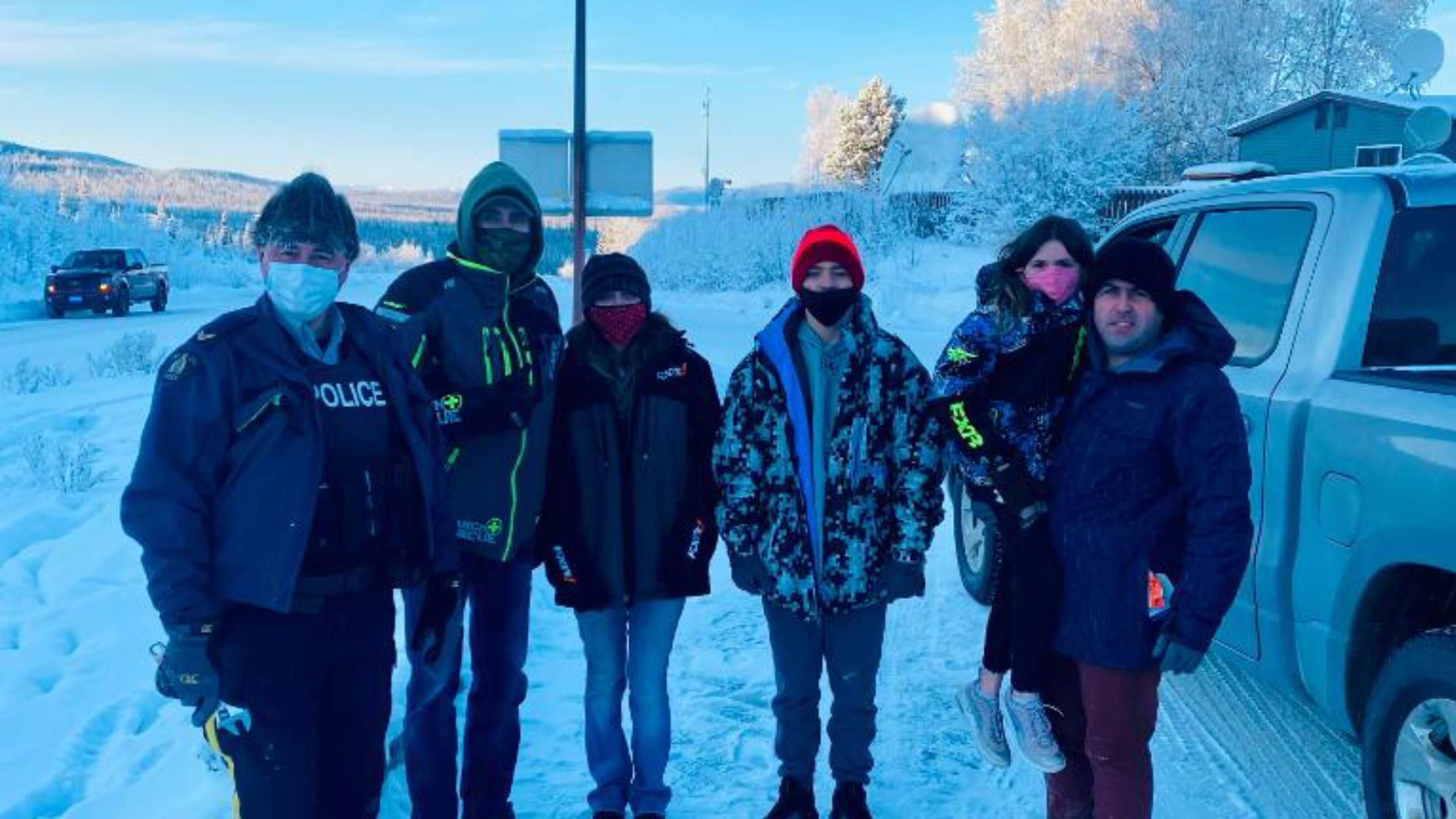 Мужчина помог незнакомой семьи доехать к отцу на Аляску Мужчина помог незнакомой семьи доехать к отцу на Аляску