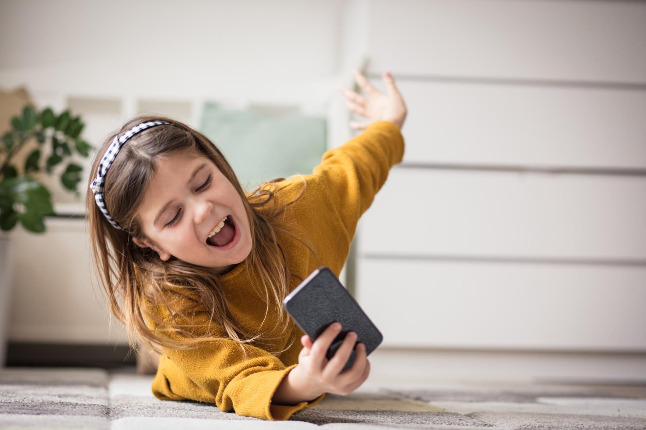 Насколько ребенок готов к смартфону: 5 критериев для оценки