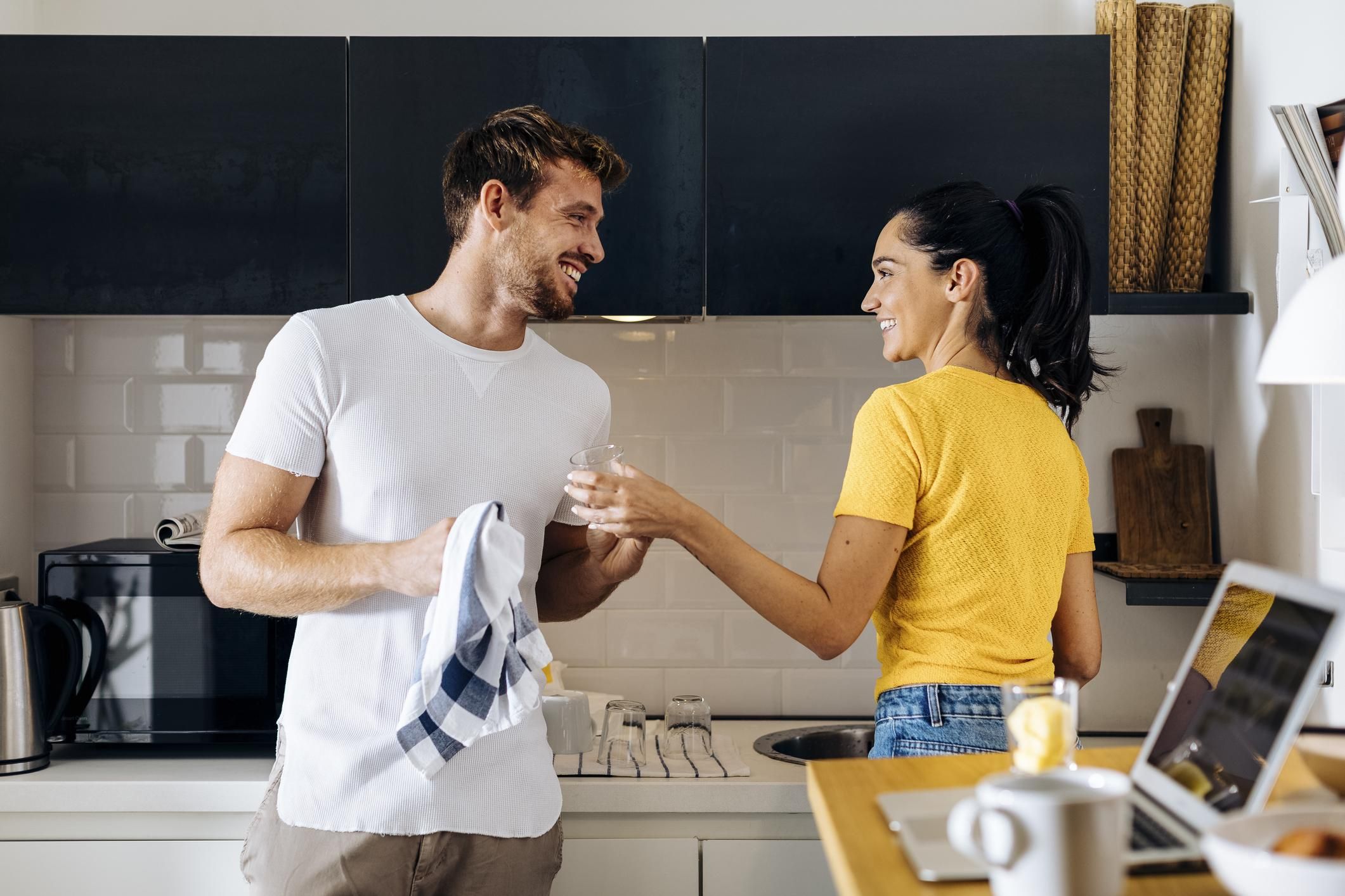 Як мотивувати чоловіка допомагати прибирати вдома: 5 дієвих методів