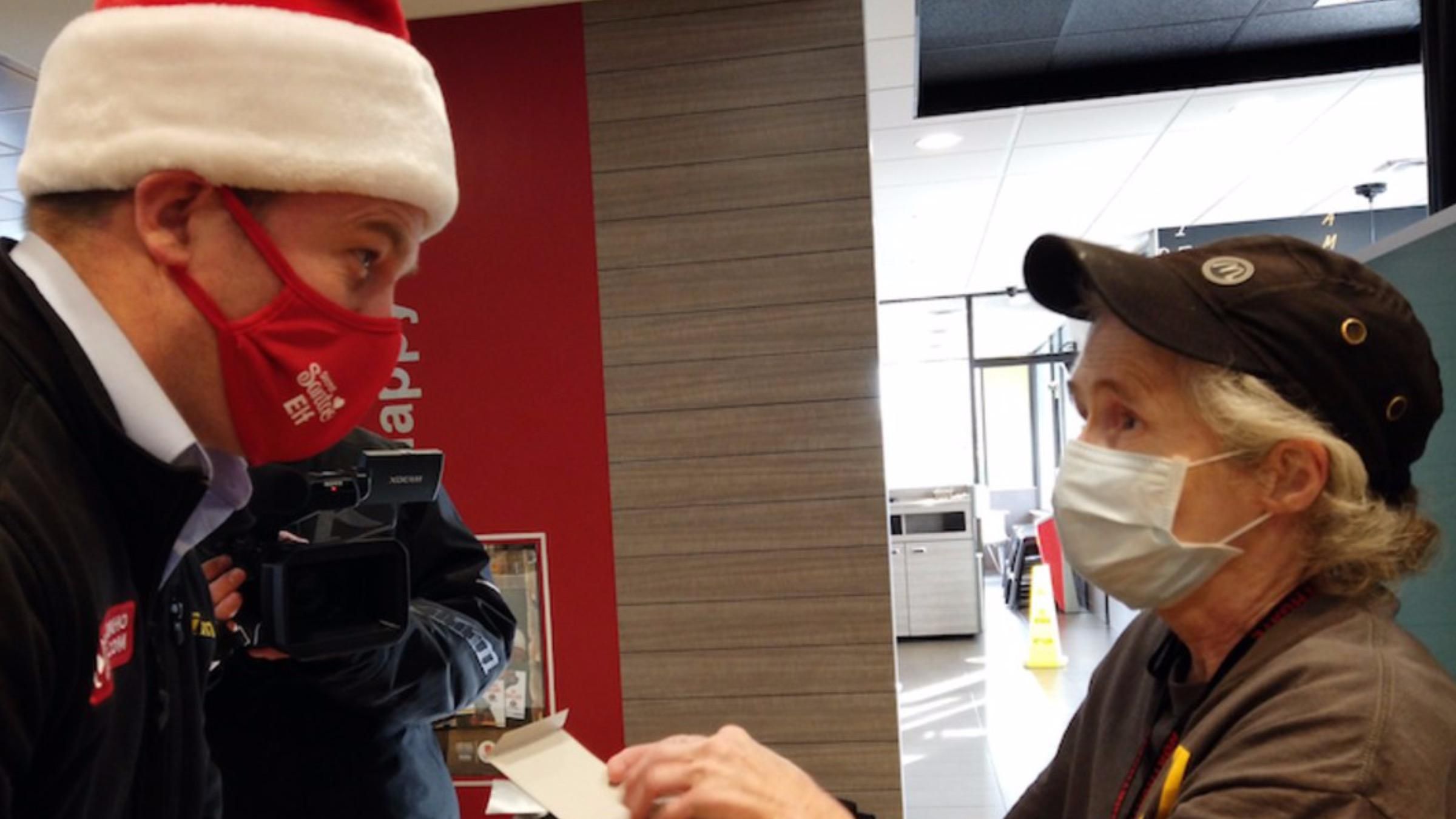 Жестокий розыгрыш или чудо: какой подарок бабушке на праздники сделал аноним – фото, видео Жестокий розыгрыш или чудо: какой подарок бабушке на праздники сделал аноним – фото, видео